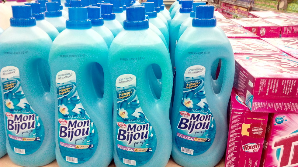 Les bidons de lessive au supermarché