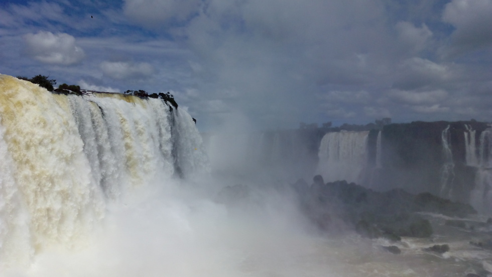 Une chute en premier plan, pleins d'autres en second plan (parc au Brésil)