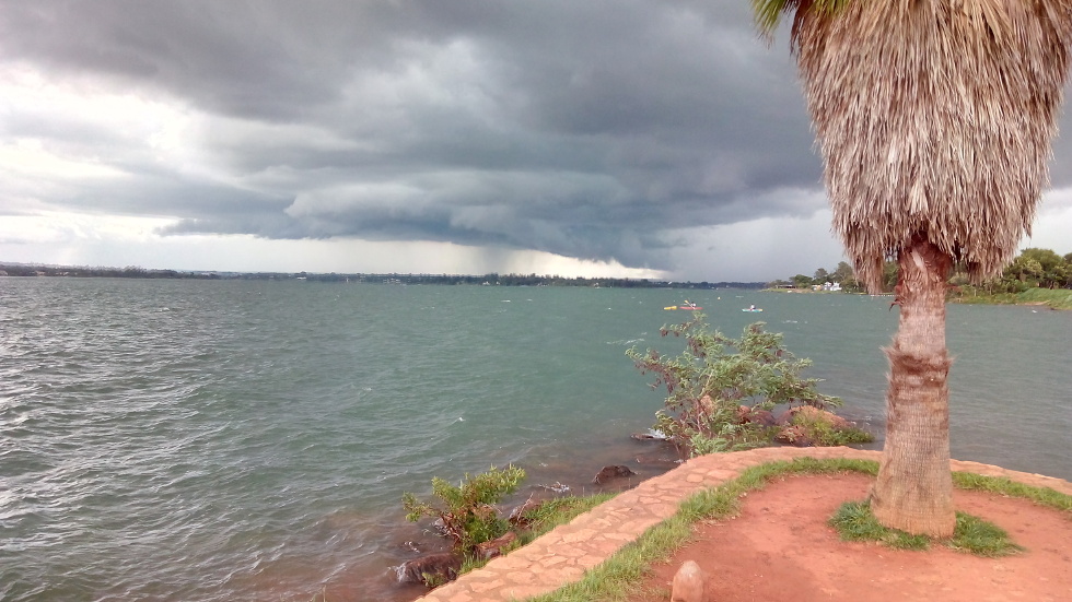 Au bord du lac la tempête au loin