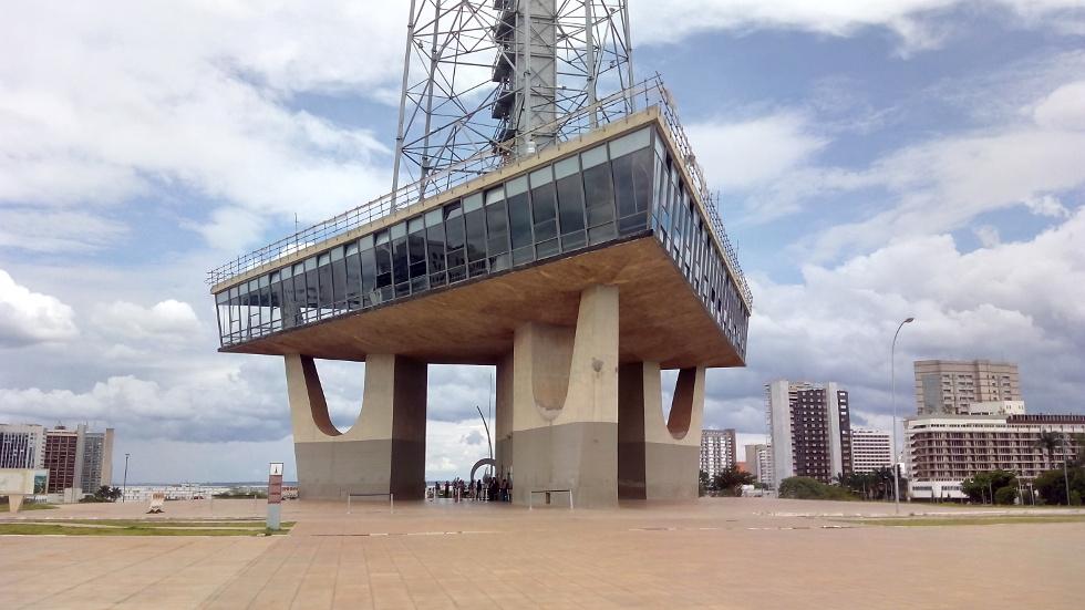 Au pied de la tour télé de Brasília